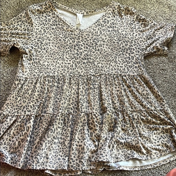 ⭐️ 3/$20 Leopard Print Peplum Top medium - Picture 1 of 3